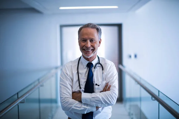 Male surgeon standing with arms crossed — Stock Photo, Image