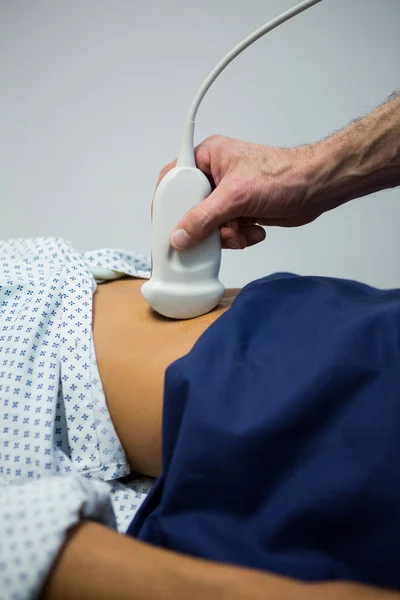 Médicos realizando ecografía doppler al paciente —  Fotos de Stock