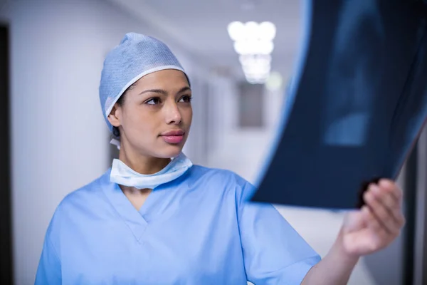 Cirujano femenino examinando rayos X — Foto de Stock