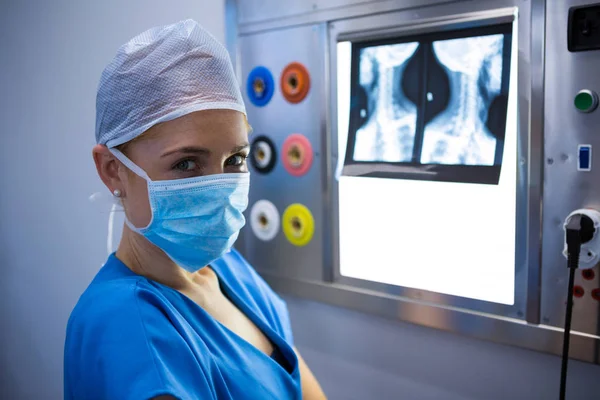 Kadın hemşire lightbox röntgende incelenmesi — Stok fotoğraf