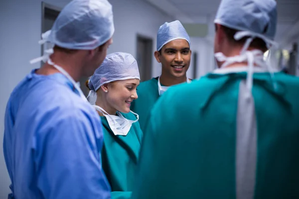 Kirurger med diskussion i korridoren — Stockfoto