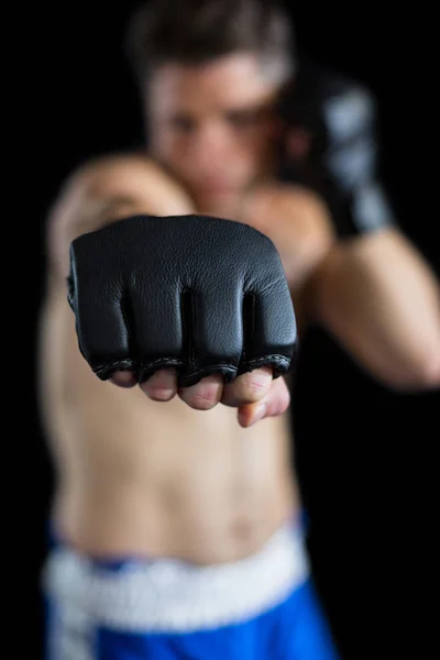 Boxeador realizando postura de boxe — Fotografia de Stock