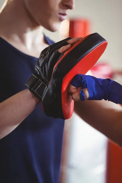 ボクサーとトレーナー トレーナー リングの練習 — ストック写真
