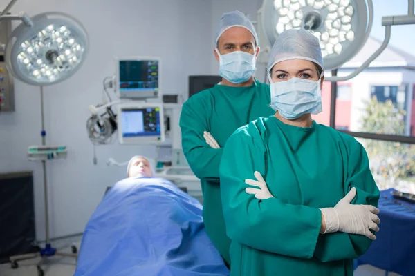Cerrahlar operasyon tiyatroda portresi — Stok fotoğraf