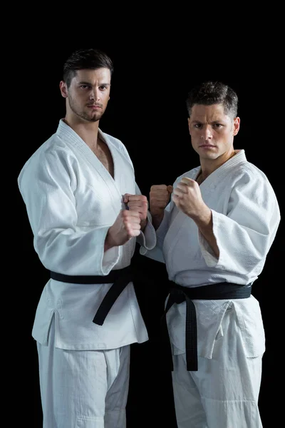 Dos luchadores de karate realizando postura de karate —  Fotos de Stock