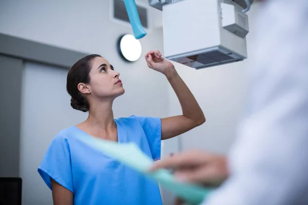 Krankenschwester richtet Röntgengerät ein — Stockfoto