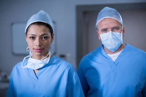 Χειρουργοί στέκεται στο χειρουργείο — Φωτογραφία Αρχείου