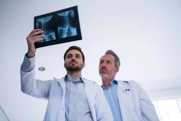 Artsen onder discussie over x-ray verslag — Stockfoto