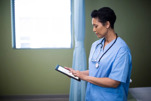 Enfermeira usando tablet digital na enfermaria — Fotografia de Stock