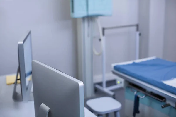 Computadores em sala de raios-x no hospital — Fotografia de Stock