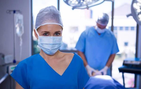 Retrato de enfermeira usando máscara cirúrgica — Fotografia de Stock