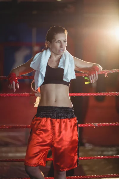 Female boxer standing in boxing ring — Stock Photo, Image