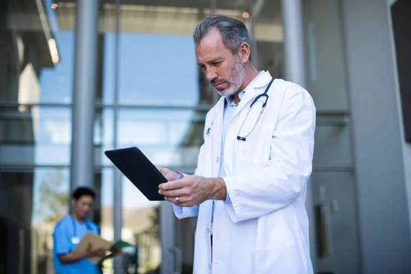Lékař používající digitální tablet — Stock fotografie