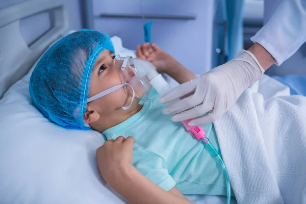 Médico colocando uma máscara de oxigênio no paciente — Fotografia de Stock