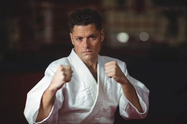 Karate játékos teljesítő karate irányvonal — Stock Fotó