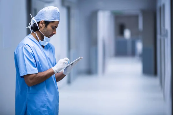 Chirurg pomocí digitálních tabletu v chodbě — Stock fotografie