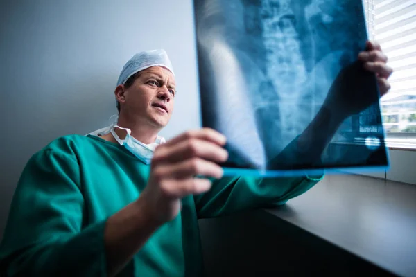 Chirurgien assis à la fenêtre et vérifiant les rayons X — Photo