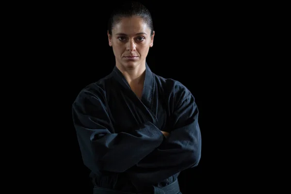 Jugadora de karate de pie con los brazos cruzados —  Fotos de Stock