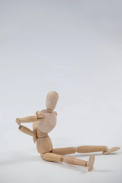 Dřevěná figurka s rukama na zádech — Stock fotografie