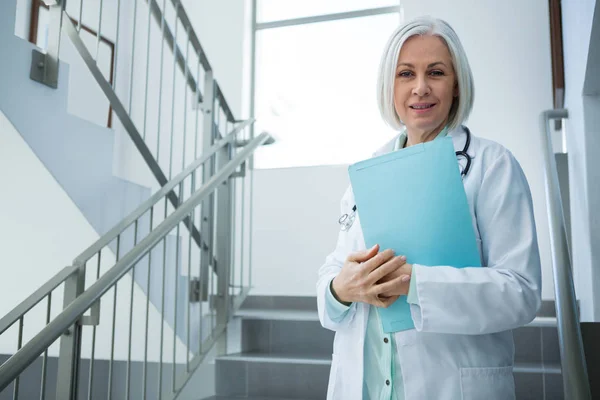 Dokter permanent met bestand in ziekenhuis — Stockfoto