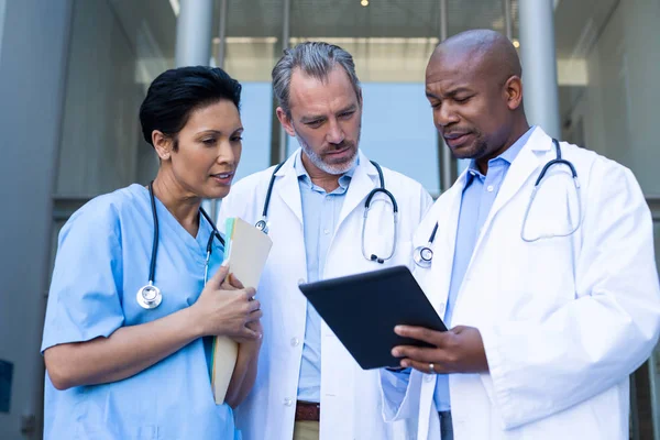 Chirurgen und Krankenschwestern diskutieren über Tabletten — Stockfoto