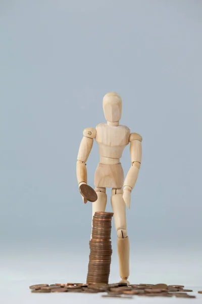 Dřevěná figurka provedení zásobníku mincí — Stock fotografie