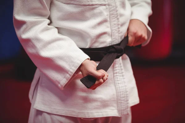 Karate jugador en cinturón negro — Foto de Stock