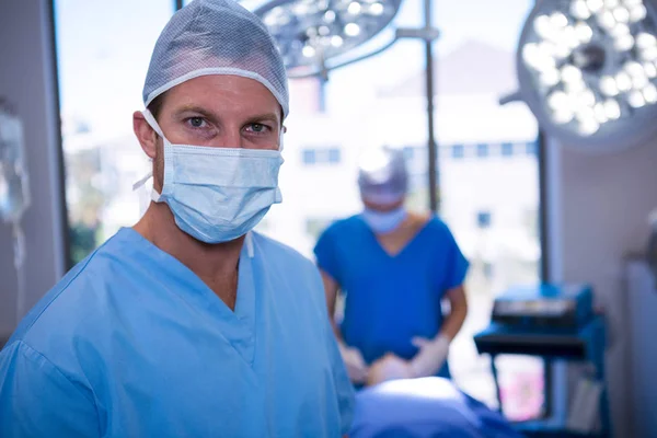 Manliga sjuksköterska bär kirurgisk mask — Stockfoto