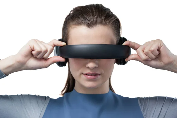 Wanita menggunakan headset realitas maya — Stok Foto