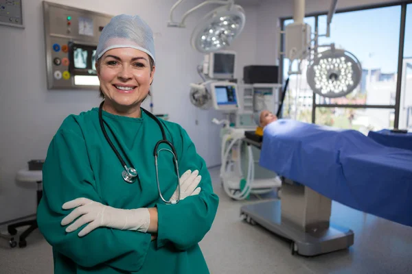 Female surgeon sitting in operation theater — Stock Photo, Image