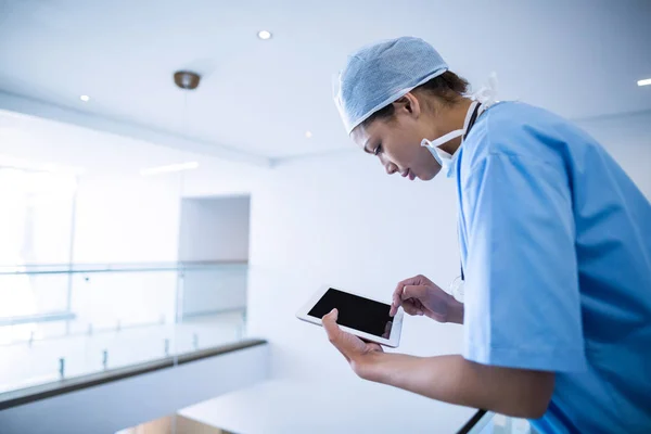 Chirurgo femminile con tablet digitale — Foto Stock
