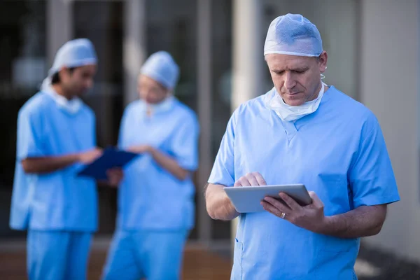 Férfi sebész használ digitális tabletta — Stock Fotó