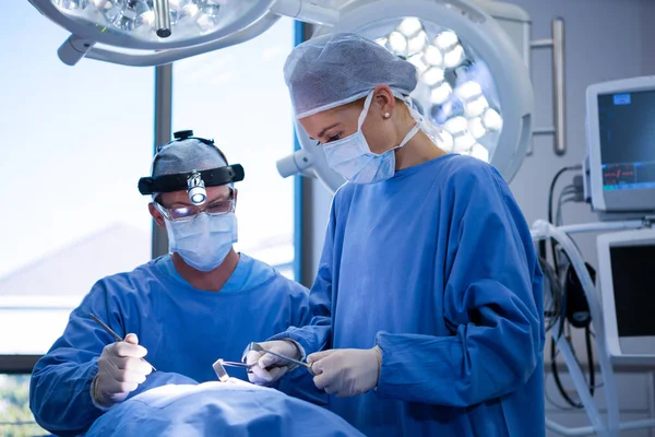 Surgeons performing operation — Stock Photo, Image