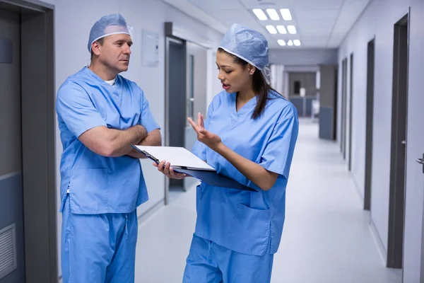 Cirujanos discutiendo sobre informes médicos —  Fotos de Stock