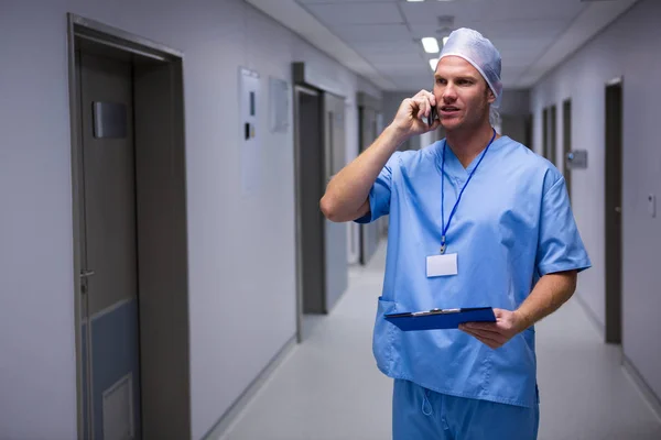 Chirurgien dans le couloir et parlant au téléphone — Photo