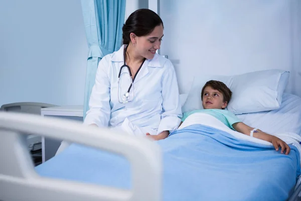 Médico interagindo com paciente na enfermaria — Fotografia de Stock