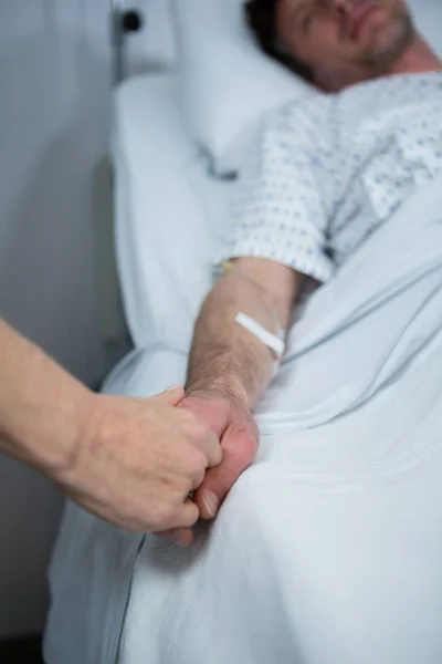 Médico consolando um paciente — Fotografia de Stock