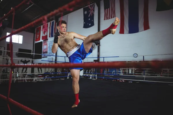 Boxer confiante praticando um boxe — Fotografia de Stock