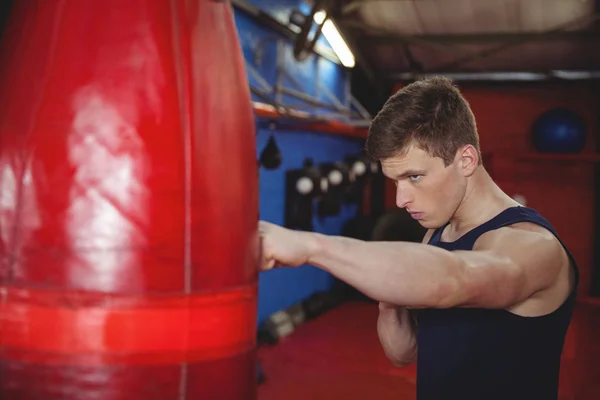 Boxer pratiquant la boxe sur sac de boxe — Photo