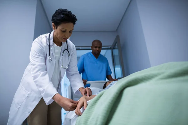 Médecin examinant un enfant — Photo