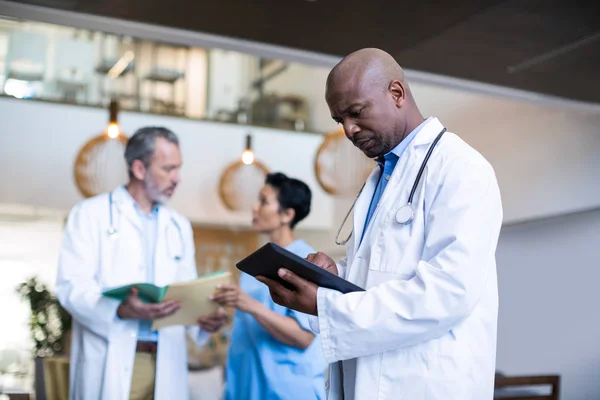 Médecin utilisant une tablette numérique — Photo