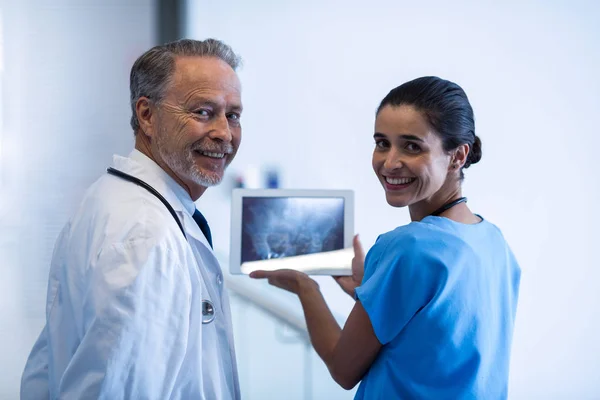 Arzt und Krankenschwester mit digitalem Tablet — Stockfoto