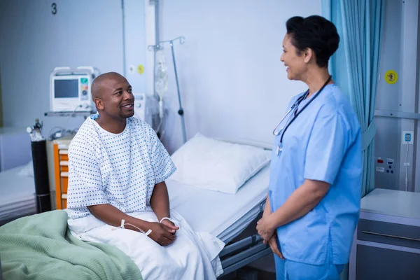 Медсестра взаимодействует с пациентом во время посещения — стоковое фото