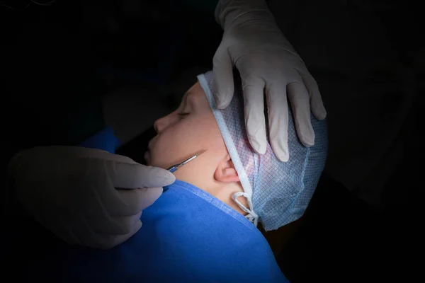 Cirurgião operando paciente em sala de operações — Fotografia de Stock
