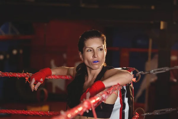 Pensativo boxeador femenino sentado en el ring — Foto de Stock