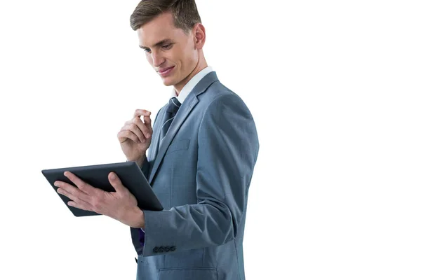 Бизнесмен смотрит на цифровой планшет — стоковое фото