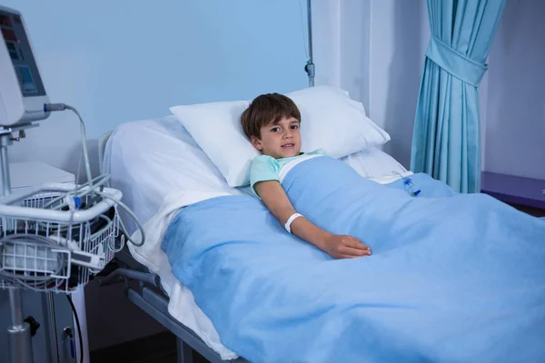 Paciente descansando en la cama de la operación en la sala — Foto de Stock