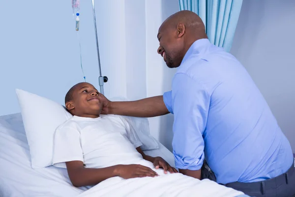 Αρσενικό ο γιατρός παρηγορεί ασθενή κατά τη διάρκεια επίσκεψης — Φωτογραφία Αρχείου