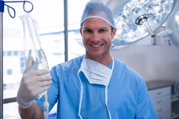 Retrato de enfermero ajustando goteo intravenoso — Foto de Stock