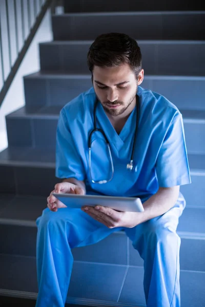 Krankenschwester mit digitalem Tablet — Stockfoto